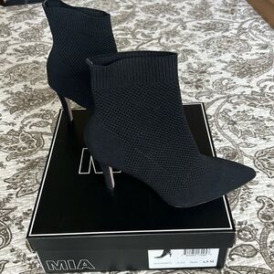 MIA McKinley black sock booties in 6.5M